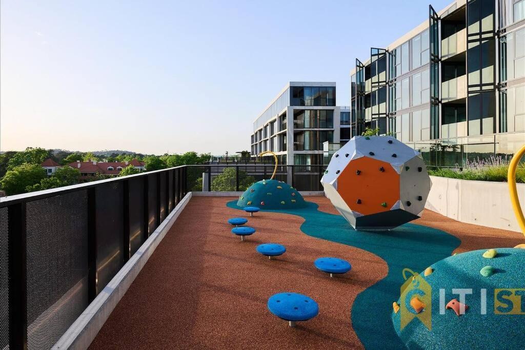 Sensational 1Bd, 1Bth Apt W/ Impressive Park Views Canberra